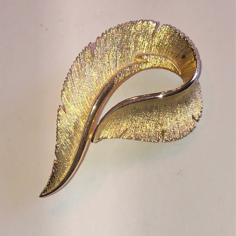 Sarah Coventry Vintage Gold Tone Leaf-Design Brooch